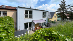 Byt 2+kk s parkováním a okouzlujícím výhledem do vlastní zahrady