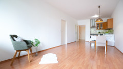 2+kk s komorou, sklepem, garážovým stáním, zahradou, ale i kusem
vlastního parku